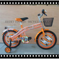 Les enfants orange joue la bicyclette d&#39;enfants de vélo d&#39;enfants de 12 pouces avec la roue d&#39;entraînement
